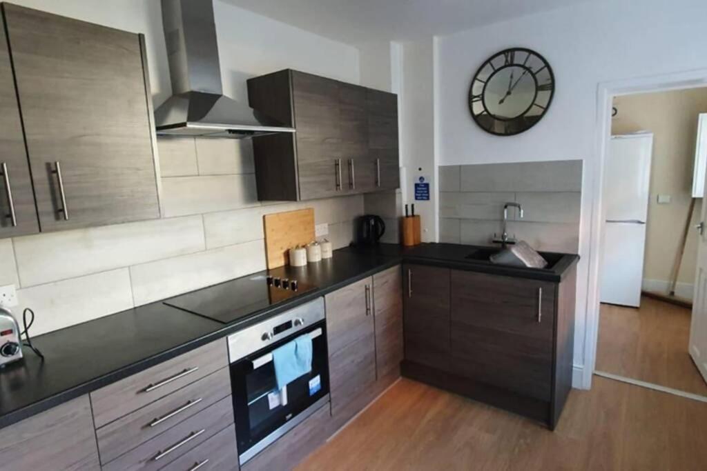 Cannock House ~ 4 Bedrooms All With Ensuite. Ръджли Екстериор снимка