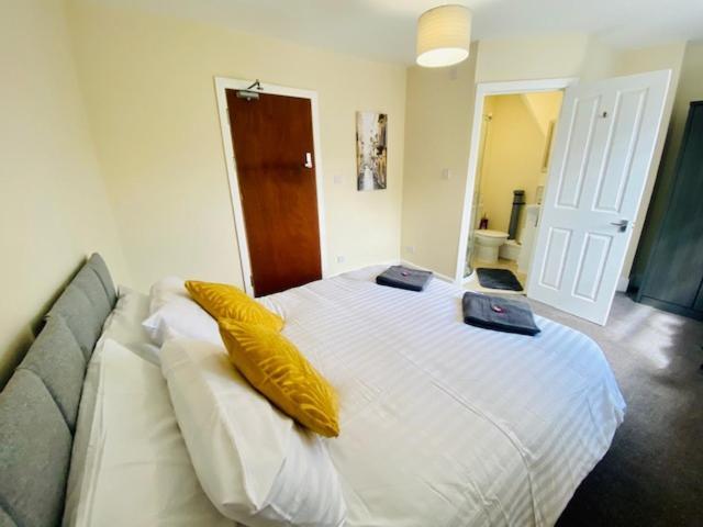 Cannock House ~ 4 Bedrooms All With Ensuite. Ръджли Екстериор снимка