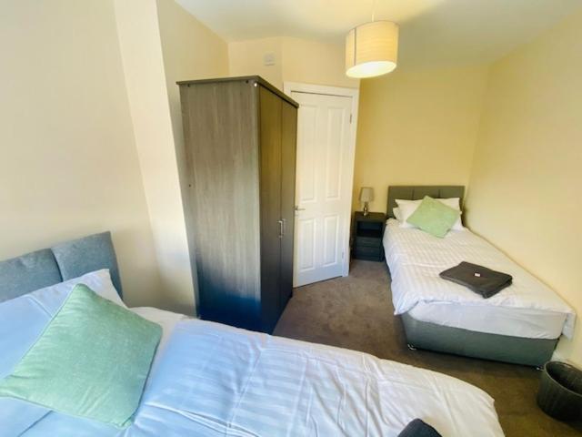 Cannock House ~ 4 Bedrooms All With Ensuite. Ръджли Екстериор снимка