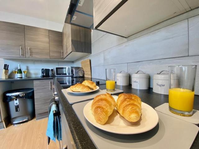 Cannock House ~ 4 Bedrooms All With Ensuite. Ръджли Екстериор снимка