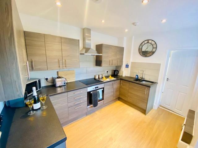 Cannock House ~ 4 Bedrooms All With Ensuite. Ръджли Екстериор снимка
