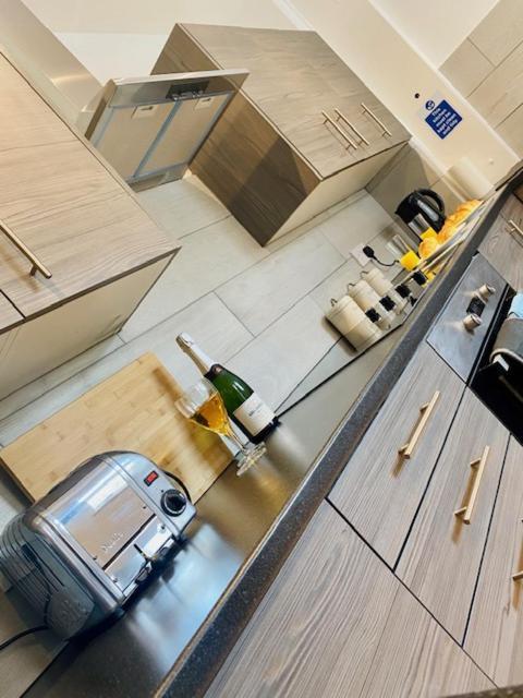 Cannock House ~ 4 Bedrooms All With Ensuite. Ръджли Екстериор снимка