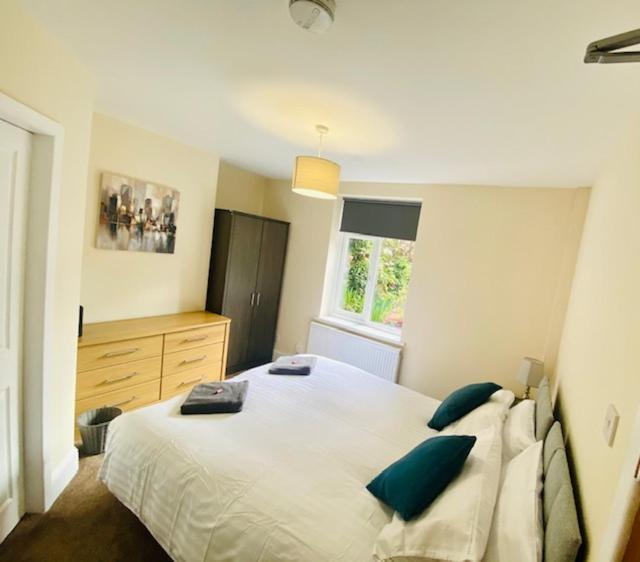 Cannock House ~ 4 Bedrooms All With Ensuite. Ръджли Екстериор снимка