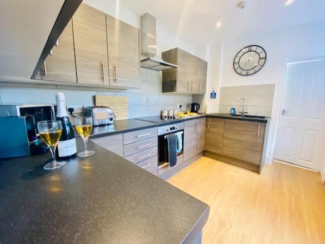Cannock House ~ 4 Bedrooms All With Ensuite. Ръджли Екстериор снимка